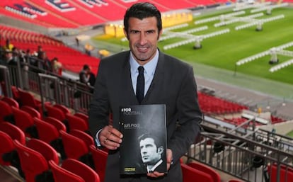 Figo posa junto a su manifiesto de campaña, en Wembley, Londres.