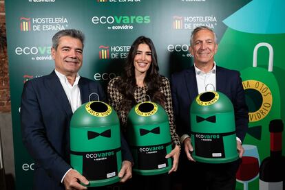 Ecovidrio presentó este jueves, con el apoyo de Hostelería de España, el plan EcoVares, que contempla una inversión de 80 millones de euros en los próximos tres años para impulsar la economía circular en el sector horeca. El objetivo de la iniciativa es que casi ocho de cada diez bares en España reciclen vidrio en 2025. Para ello, llevará a cabo visitas físicas a los locales y dotará a los hosteleros de más de 10.000 nuevos contenedores.