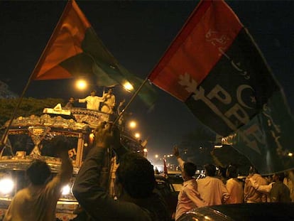Seguidores del Partido Popular de Pakistán, el que lideraba la fallecida Benazir Bhutto, celebran la victoria en Karachi.