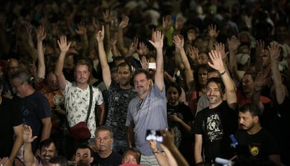 Els taxistes voten acabar la vaga en l'última assemblea.