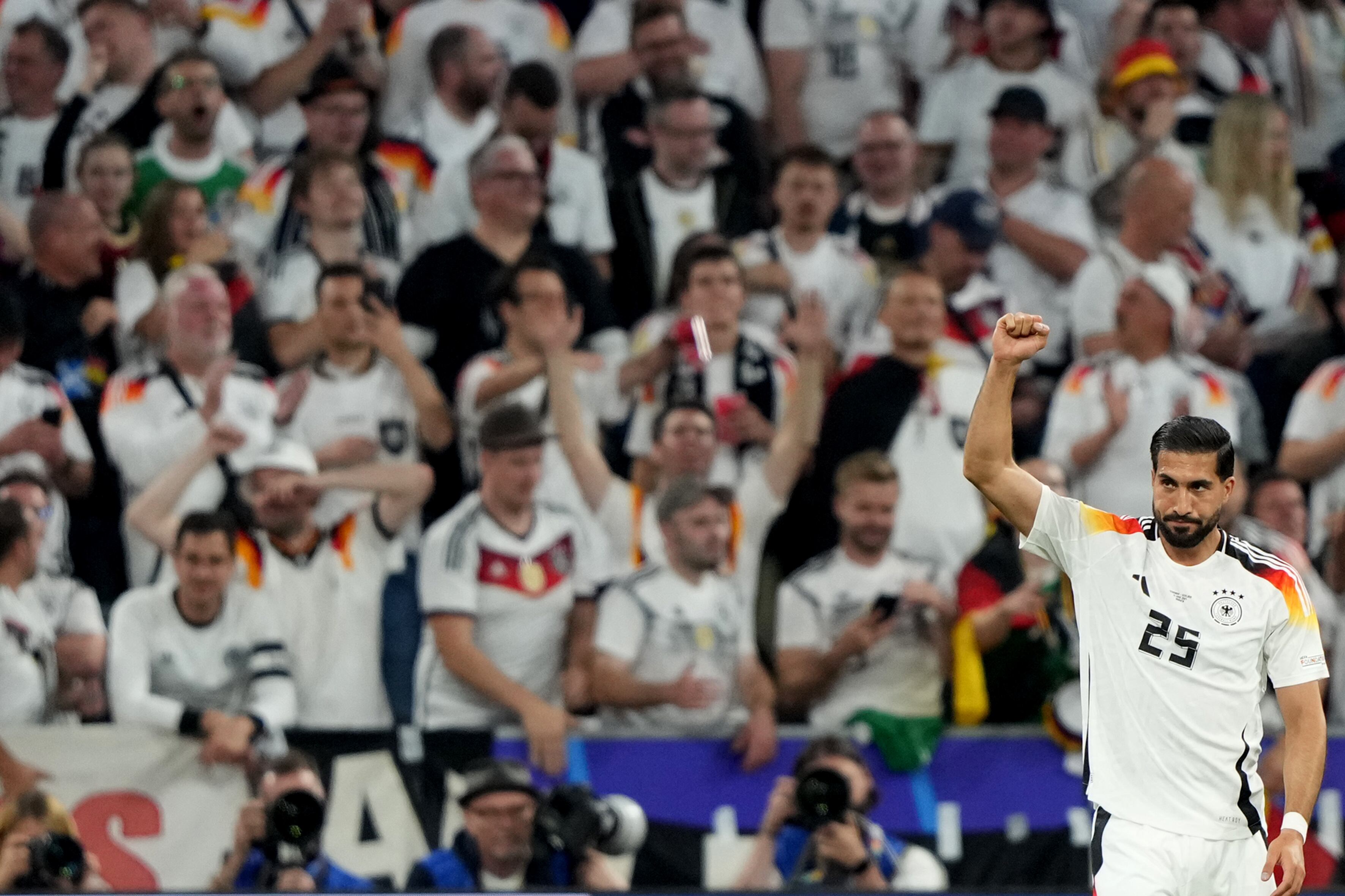 Emre Can de Alemania celebra su gol, el quinto de su equipo.