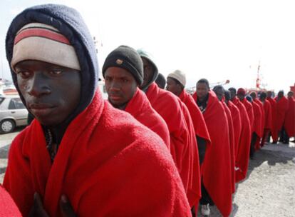 Los tripulantes de la patera llegada a las costas de Motril son atendidos por efectivos de la Cruz Roja.