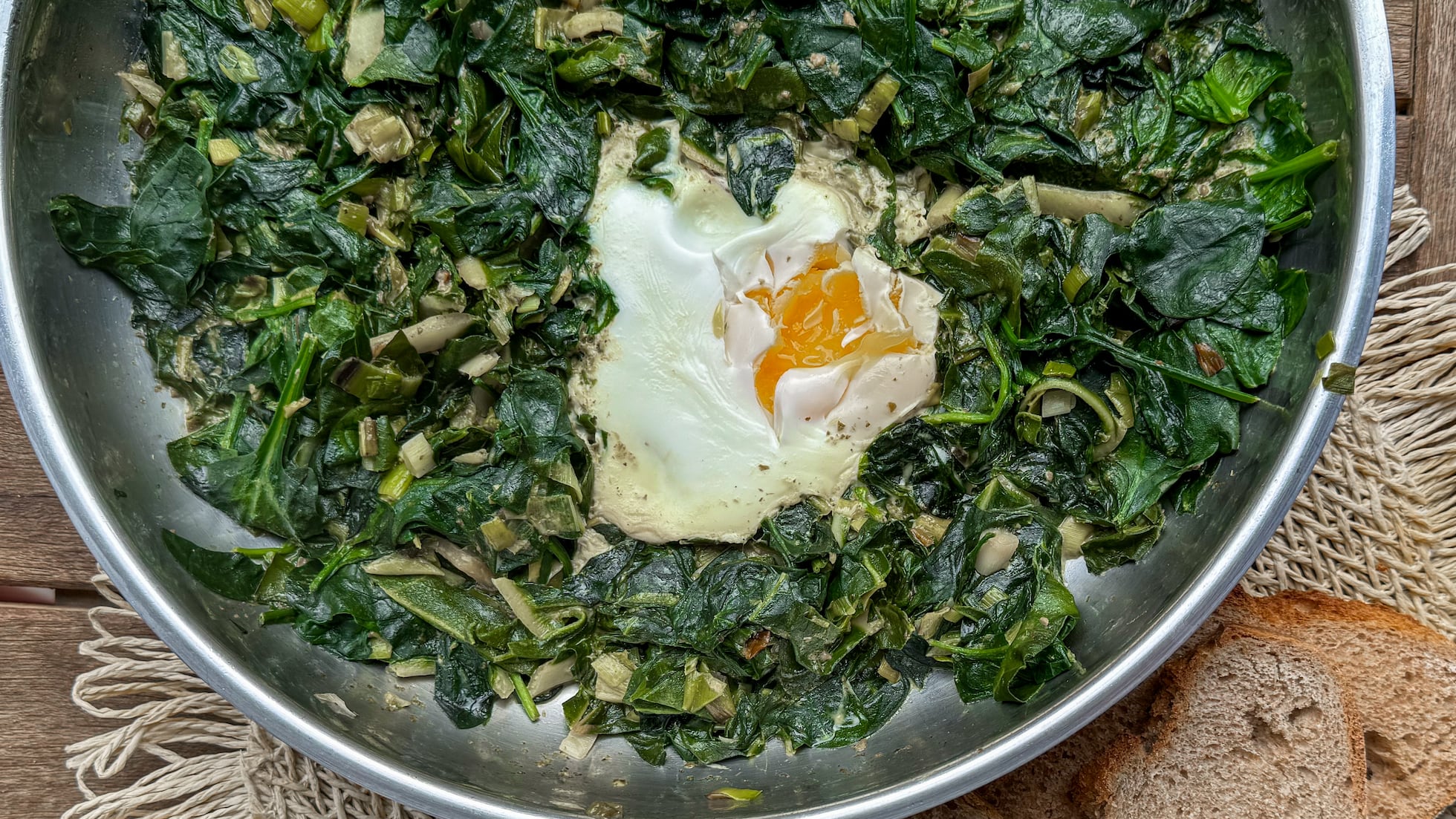 Huevos al plato de hojas verdes-image