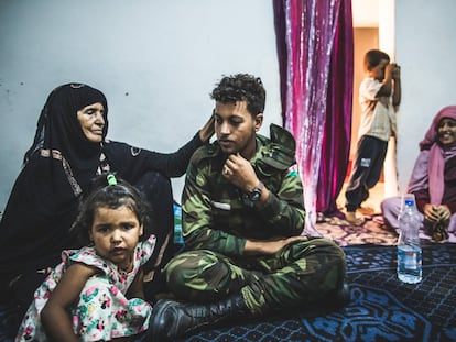 Chej Said, combatiente del Frente Polisario de 22 años, con su familia en Dajla (Sáhara Occidental), en octubre de 2021.