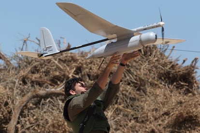 Un soldado israelí lanza un dron desde una posición no identificada cerca de la frontera con la franja de Gaza, este miércoles. 