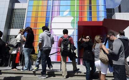 Decenas de personas a las afueras del Yerba Buena Center donde Apple lleva a cabo el evento para presentar el iPhone 5