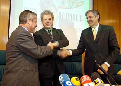 Luis Rico, vicerrector de la Universidad (izquierda), Vallejo y Claret García, presidente de CajaGranada, ayer en Granada.