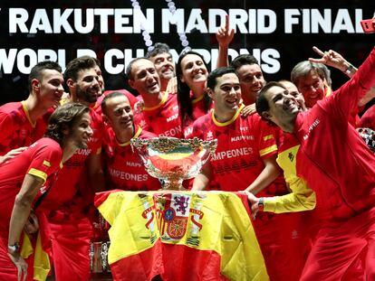 Los integrantes del equipo español celebran el título conseguido en noviembre de 2019, en la Caja Mágica.