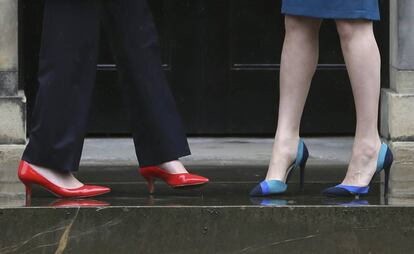 La primera ministra escocesa, Nicola Sturgeon (zapatos rojos) recibe a Theresa May (azules) en Edinburgo. 