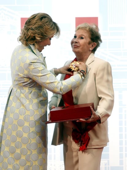 La presidenta de la Comunidad de Madrid, Esperanza Aguirre, condecora a la actriz y empresaria Lina Morgan, el 2 de mayo de 2010.