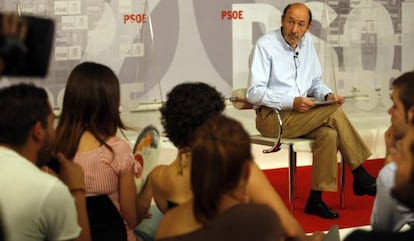 El secretario general del PSOE, Alfredo Pérez Rubalcaba, observa al líder de las Juventudes Socialistas, Nino Torre, durante un acto con esta organización.