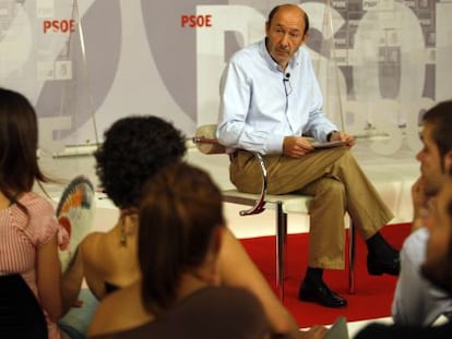 El secretario general del PSOE, Alfredo Pérez Rubalcaba, observa al líder de las Juventudes Socialistas, Nino Torre, durante un acto con esta organización.