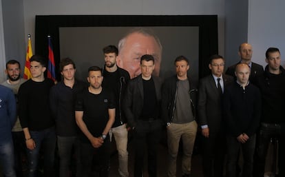 Directius i els components de la primera plantilla del Barcelona guarden silenci a l'espai memorial instal·lat al Camp Nou per acomiadar Johan Cruyff, mort dijous passat als 68 anys.