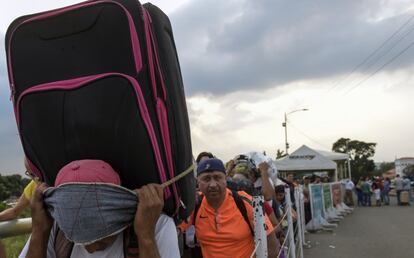 Un grupo de personas cruza la frontera entre Venezuela y Colombia cargando sus pertenencias durante un viaje caminando. Alternativos al puente de Simón Bolívar, se encuentran los pasos de Francisco de Paula Santander y La Unión, en el departamento de Norte de Santander, y otros cruces en La Guajira (norte) y Arauca (sureste), además de una infinidad de carreteras y pasos clandestinos que históricamente han favorecido todo tipo de contrabando a lo largo de una porosa frontera de más de 2.200 kilómetros.