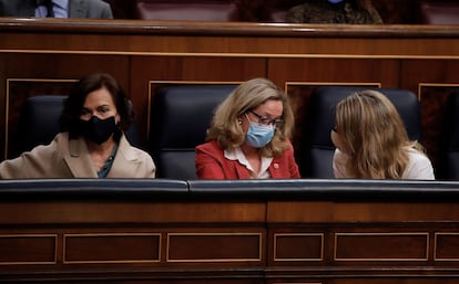 La ministra de Asuntos Económicos, Nadia Calviño (c), conversa con la ministra de Trabajo, Yolanda Díaz, junto a la vicepresidenta primera, Carmen Calvo, en el Congreso, la pasada semana.