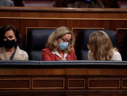 La ministra de Asuntos Económicos, Nadia Calviño (c), conversa con la ministra de Trabajo, Yolanda Díaz, junto a la vicepresidenta primera, Carmen Calvo, en el Congreso, la pasada semana.