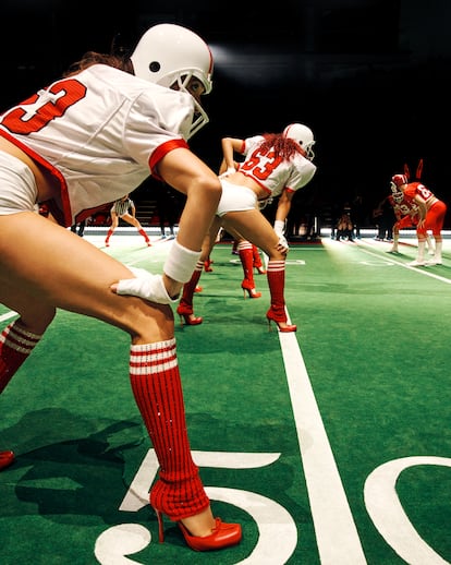 “Queríamos que el espectáculo contuviera la energía del deporte y a David [LaChapelle] se le ocurrió recrear un partido de fútbol americano; pero no la Super Bowl, sino de un pueblo pequeño”, dice Louboutin.