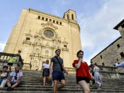 Turistes davant la catedral de Girona.