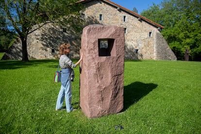 La directora Dea Kulumbegashvili, el pasado miércoles en el Chillida Leku, ante 'Lo profundo es el aire. Estela XII'.