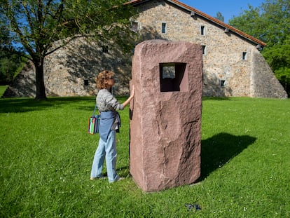 La directora Dea Kulumbegashvili, el pasado miércoles en el Chillida Leku, ante 'Lo profundo es el aire. Estela XII'.