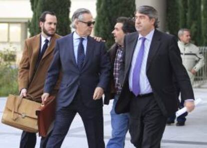 El expresidente de Caja Madrid Miguel Blesa (2i), sale de los Juzgados de Plaza de Castilla. EFE/Archivo