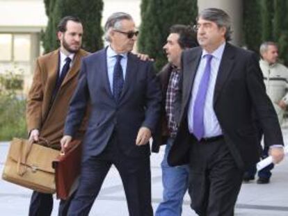 El expresidente de Caja Madrid Miguel Blesa (2i), sale de los Juzgados de Plaza de Castilla. EFE/Archivo