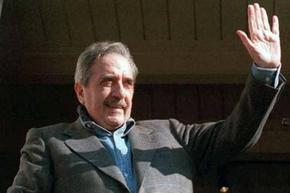 Raúl Alfonsín saluda a seguidores durante la convalecencia por un accidente de coche en 1999.