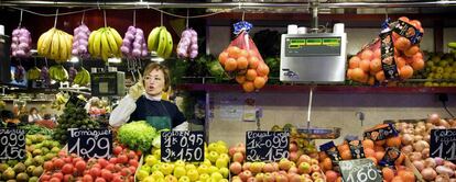 Una frutería en un mercado de Barcelona.