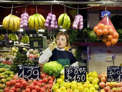 Una frutería en un mercado de Barcelona.