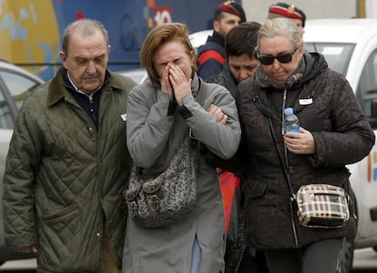 Familiares de los pasajeros del avion accidentado en el aeropuerto del Prat