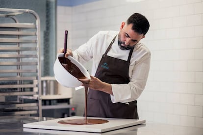 Paco Llopis, de la chocolatería Utopick, ubicada en el barrio de Ruzafa (Valencia).