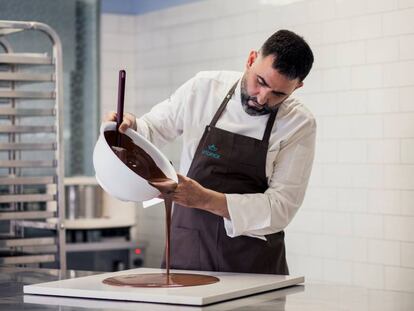 Paco Llopis, de la chocolatería Utopick, ubicada en el barrio de Ruzafa (Valencia).