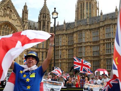 Partidarios y detractores del Brexit se manifiestan por separado frente al Parlamento de Westminster en Londres, el pasado 5 de septiembre de 2018.  