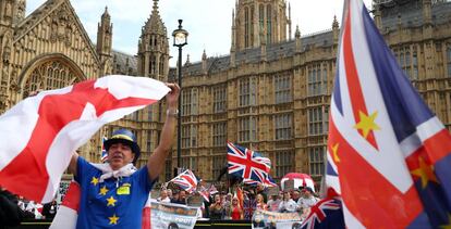 Partidarios y detractores del Brexit se manifiestan por separado frente al Parlamento de Westminster en Londres, el pasado 5 de septiembre de 2018.  