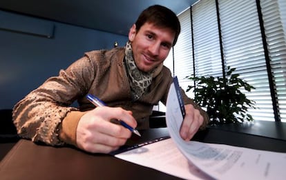 Messi, el 7 de febrero de 2013, cuando firm&oacute; la &uacute;ltima renovaci&oacute;n de su contrato. 
 