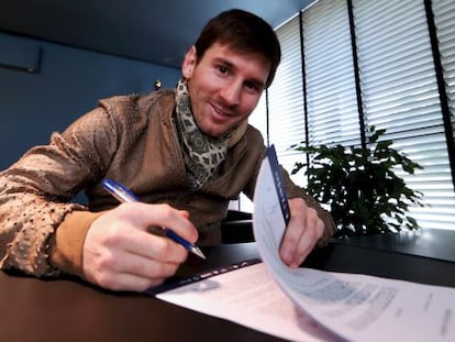 Messi, el 7 de febrero de 2013, cuando firm&oacute; la &uacute;ltima renovaci&oacute;n de su contrato. 
 