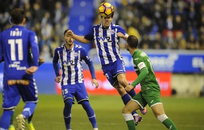Manu García despeja de cabeza.