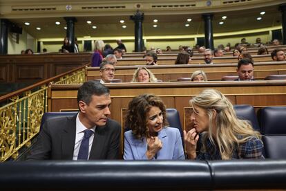 Desde la izquierda, Pedro Sánchez, María Jesús Montero y Yolanda Díaz, en la Cámara baja.