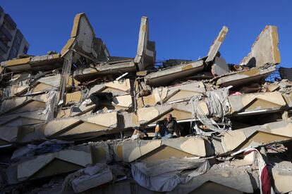 Vecinos de Kahramanmaras busca a supervivientes entre los escombros, este miércoles. 