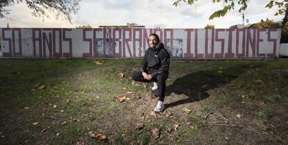 Fernando Carro, ante una de las pintadas que ayudó a hacer cuando era niño.