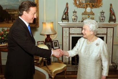 David Cameron saluda a la reina Isabel II en el palacio de Buckingham, poco antes de que esta le invite a ser el nuevo primer ministro de Reino Unido.