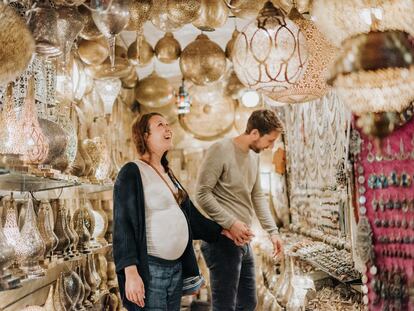 El término 'babymoon' hace alusión a la 'honeymoon', la luna de miel. En la imagen, una pareja visita una tienda en Marraquech (Marruecos).