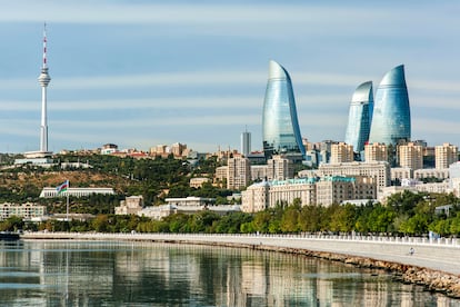 La bahía de Bakú, capital de Azerbaiyán, con las torres 'Flame' a la derecha.