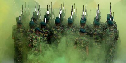 Soldados de la Fuerza de Tareas Especiales de la Policía de Sri Lanka (STF) durante un desfile en Katukurunda, a unos 40 km al sur de Colombo.