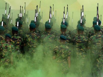 Soldados de la Fuerza de Tareas Especiales de la Policía de Sri Lanka (STF) durante un desfile en Katukurunda, a unos 40 km al sur de Colombo.