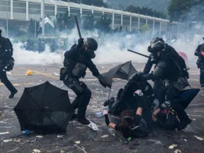 As ruas do território autônomo se convertem em um campo de batalha horas depois do grande desfile militar que comemorou os 70 anos do regime comunista