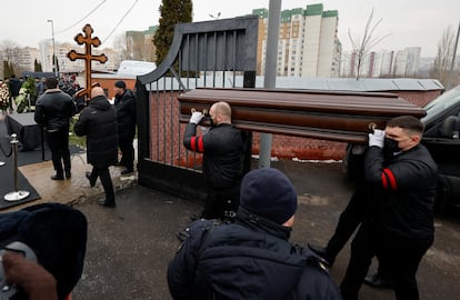 Empleados de la funeraria trasladan el ataúd con el cuerpo del político opositor ruso Alexei Navalny al cementerio de Borísov, este viernes.