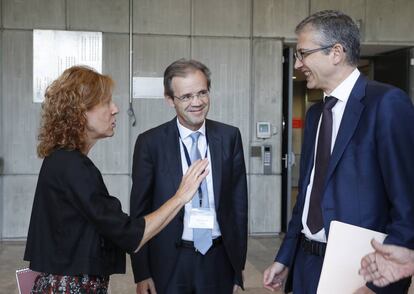 Margarita Delgado, subgobernadora, Jordi Gual, presidente de CaixaBank, y Pablo Hernández de Cos, gobernador del Banco de España