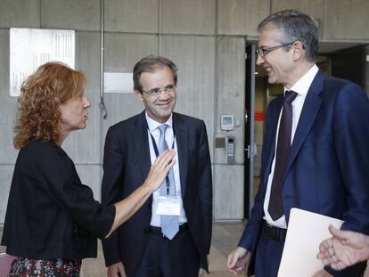 Margarita Delgado, subgobernadora, Jordi Gual, presidente de CaixaBank, y Pablo Hern&aacute;ndez de Cos, gobernador del Banco de Espa&ntilde;a