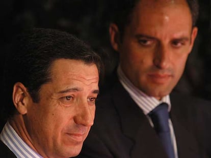 El presidente de la Generalitat valenciana, Francisco Camps, observa a su predecesor y actual portavoz del PP en el Congreso, Eduardo Zaplana.